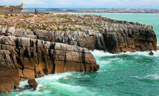 Fort czuwa nad skalistymi klifami wybrzeża Atlantyku w Peniche, fot. Julia Zabrodzka
