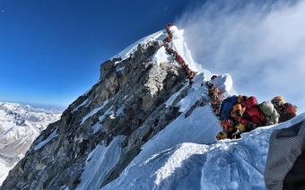 Mount Everest - kolejka w strefie śmierci