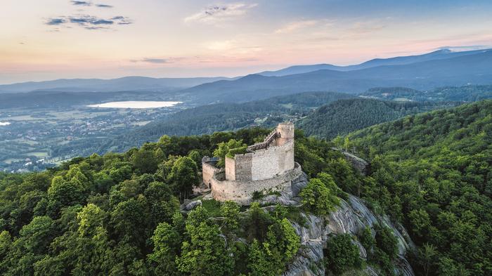 Ruiny Zamku Chojnik z XIII w. wznoszą się na granitowej górze o tej samej nazwie (627 m n.p.m.).