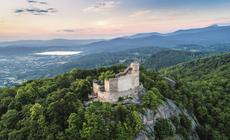 Ruiny Zamku Chojnik z XIII w. wznoszą się na granitowej górze o tej samej nazwie (627 m n.p.m.).