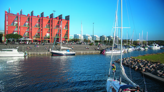 Marina w Västra Hamnen, a w niej, w czerwonym budynku, najstarsza restauracja ekologiczna w Szwecji
