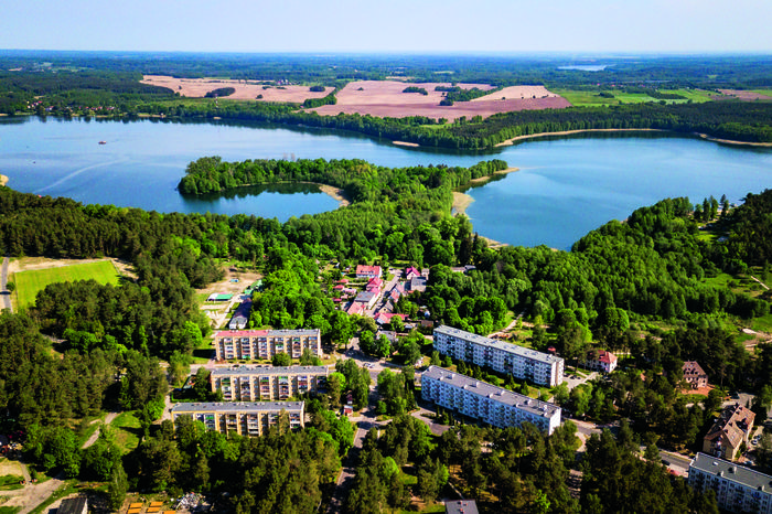 Borne Sulinowo ma wyjątkowo malownicze położenie nad jeziorem Pile. Tutaj widok na półwysep Głowa Orła