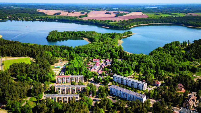 Borne Sulinowo ma wyjątkowo malownicze położenie nad jeziorem Pile. Tutaj widok na półwysep Głowa Orła