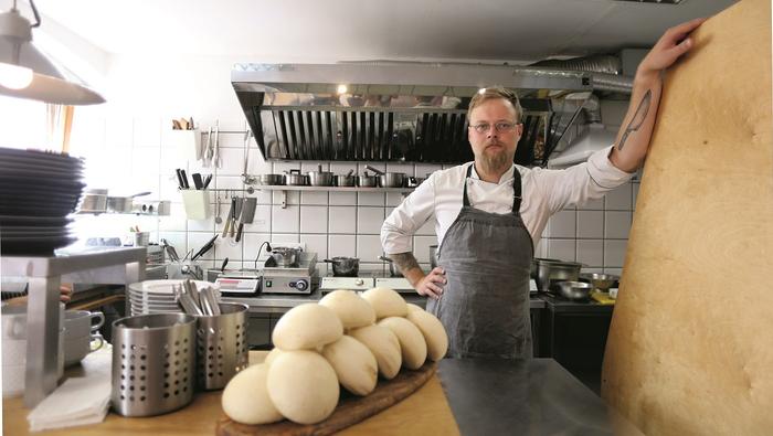 Jeden z kucharzy prezentuje poznańskie pyzy,które w restauracji Modra Kuchnia robi w wersji XL