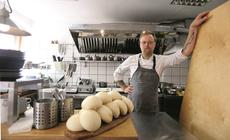 Jeden z kucharzy prezentuje poznańskie pyzy,które w restauracji Modra Kuchnia robi w wersji XL
