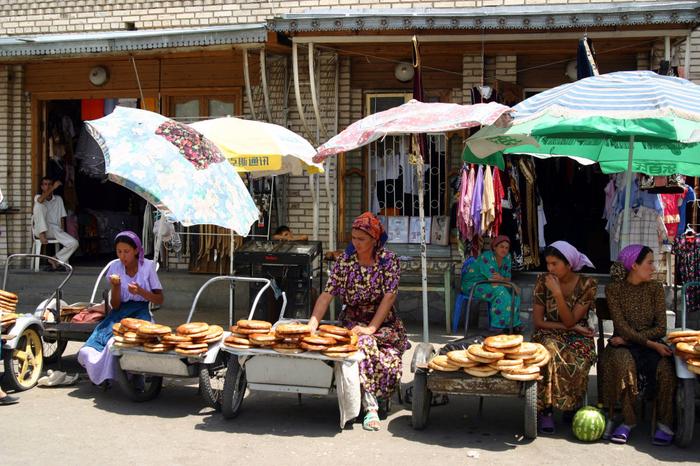 Kobiety sprzedające tradycyjny chleb - non. Szachrisabz, Uzebkistan