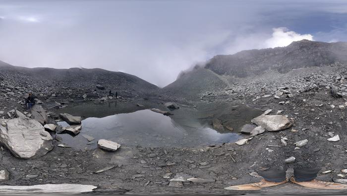 Jezioro Roopkund znane również jako Jezioro Szkieletów