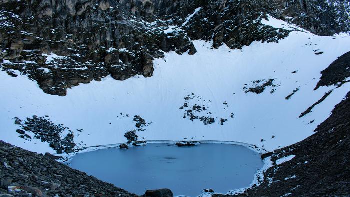 Jezioro Roopkund znane również jako Jezioro Szkieletów