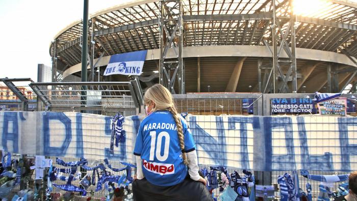 Neapol. Po śmierci Diego Maradony tumy kibiców zgromadziły się przed stadionem Napoli